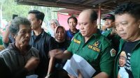 Ruksamin Berikan Bantuan Tunai kepada Warga Kolaka yang Rumahnya Hanyut Diterjang Banjir