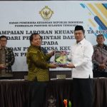 Bupati Ruksamin Serahkan LKPD 2023 Konut kepada BPK RI
