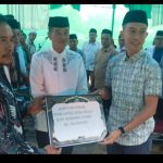 Wabup dan Ketua DPRD Konut Serahkan Bantuan Rumah Ibadah dan Sembako di Kecamatan Landawe