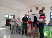Kades Suhartoyo Serahkan BLT DD Tahap I 2024 kepada KPM Desa Amohola