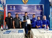 Serius Maju Pilkada Konsel, Herman Pembahako Ambil Formulir Cakada di Partai Demokrat
