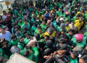 Ratusan Pengemudi Ojol di Kendari Dapat Bantuan Beras dari Kadin Sultra