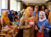 Wali kota Kendari Siska Karina Imran (SKI) saat menemui pelaku ekonomi kerakyatan. Senin (27/10/2025).