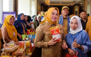 Wali kota Kendari Siska Karina Imran (SKI) saat menemui pelaku ekonomi kerakyatan. Senin (27/10/2025).