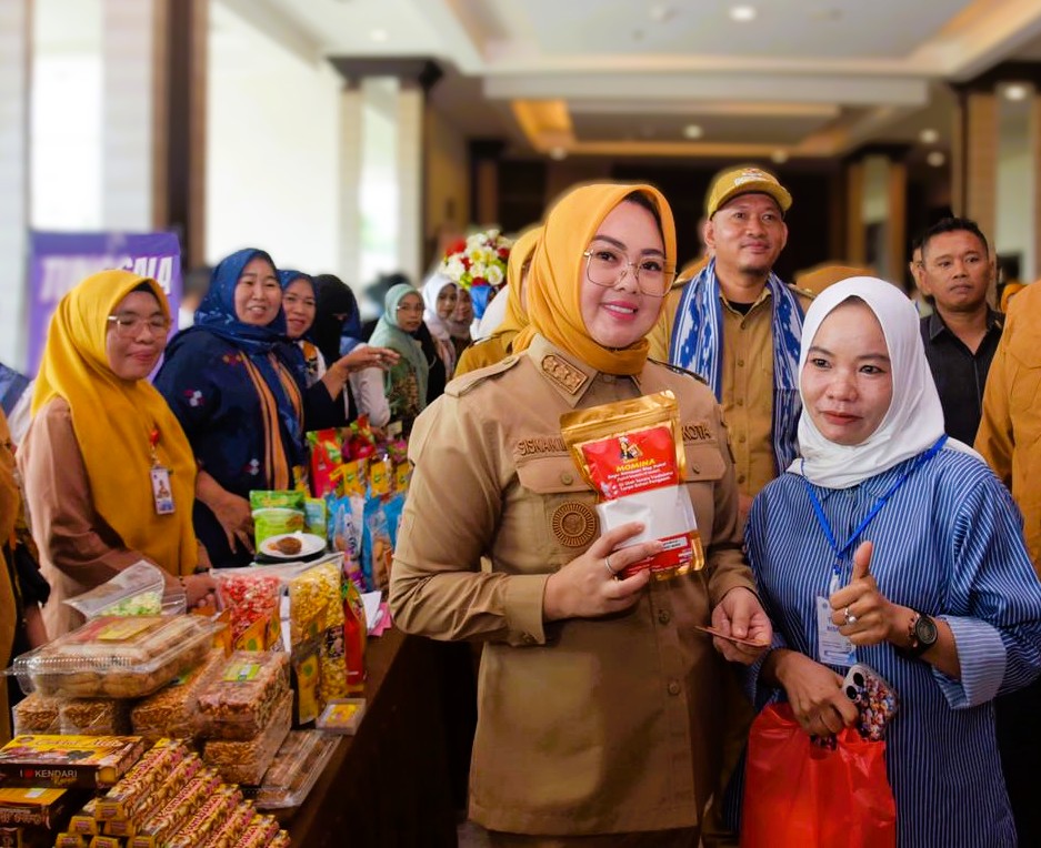Wali kota Kendari Siska Karina Imran (SKI) saat menemui pelaku ekonomi kerakyatan. Senin (27/10/2025).