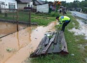 Akibat Drainase Tersumbat, Jalan Poros Kendari–Unaaha Tergenang Luapan Air Hujan