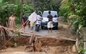 Jembatan Penghubung Desa Asaki–Kelurahan Lambuya Putus Diterjang Banjir, Aktivitas Warga Terganggu