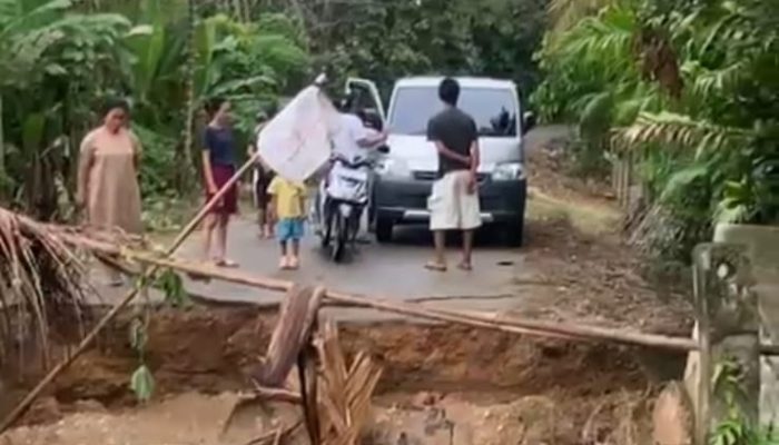 Jembatan Penghubung Desa Asaki–Kelurahan Lambuya Putus Diterjang Banjir, Aktivitas Warga Terganggu