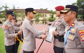 Kapolda Sultra Beri Penghargaan kepada 18 Personel Berprestasi