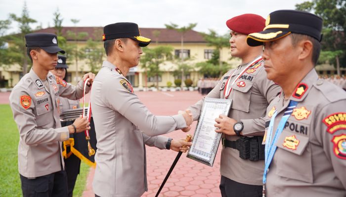 Kapolda Sultra Beri Penghargaan kepada 18 Personel Berprestasi