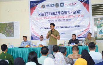 Wakil Ketua Komisi II DPR RI Bahtra Kawal Penyerahan Sertifikat PTSL di Sultra