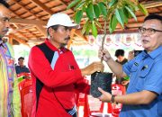 Pemda Konawe Salurkan Bibit Durian dan Saprodi di Onembute, Syamsul Ibrahim : Peluang Tingkatkan Pendapatan Petani