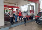 Perketat Pengawasan BBM Subsidi, Kapolsek Unaaha  Cek Barcode Kendaraan di SPBU