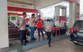 Perketat Pengawasan BBM Subsidi, Kapolsek Unaaha  Cek Barcode Kendaraan di SPBU