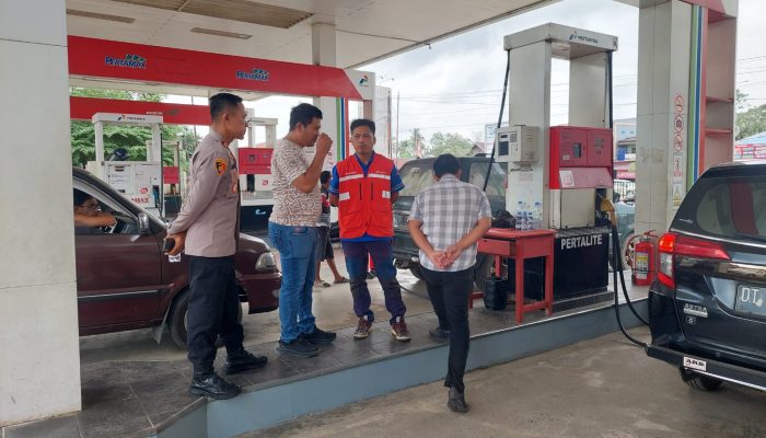 Perketat Pengawasan BBM Subsidi, Kapolsek Unaaha  Cek Barcode Kendaraan di SPBU