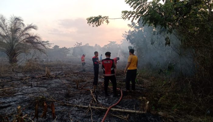 Kapolres Konawe Turun Langsung Padamkan Karhutla di Amesiu dan Pondidaha