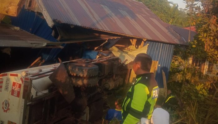 Mobil Tangki BBM Tabrak Rumah Warga di Sampara, Kerugian Ditaksir Rp50 Juta
